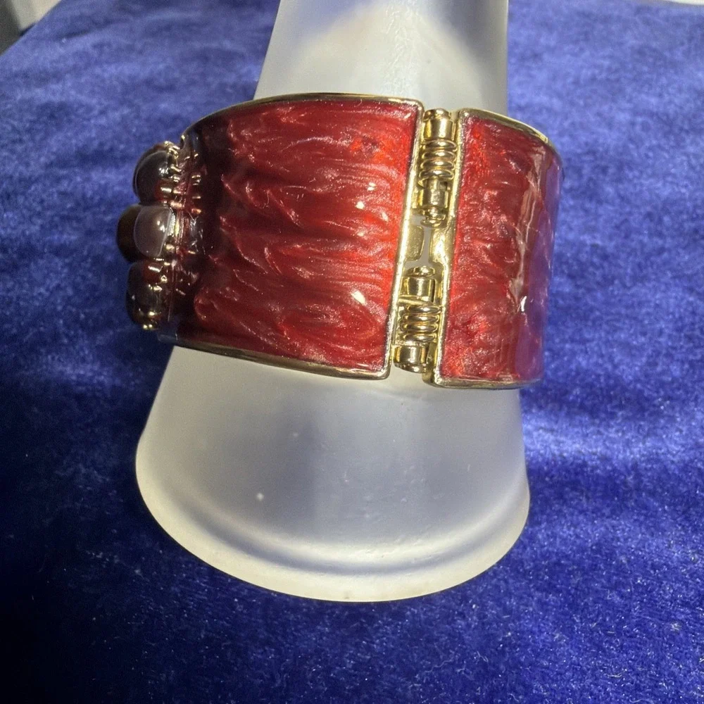 LC LIZ CLAIBORNE Burgundy Enamel Gold Tone Floral Cabochon Bangle